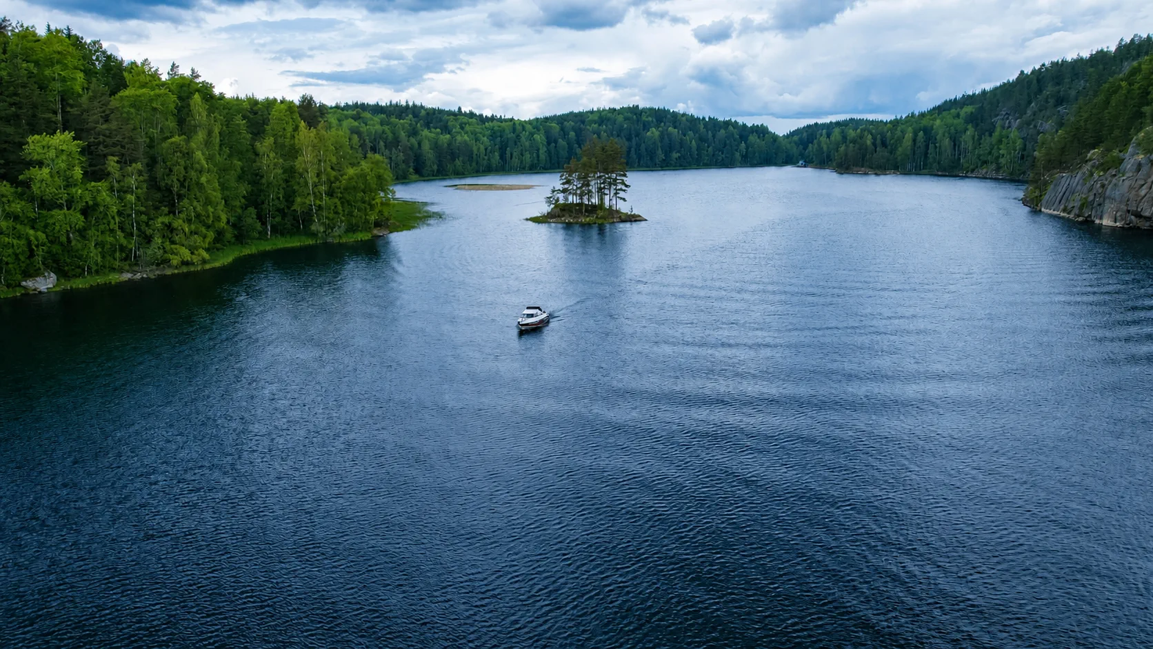 Катер в живописном заливе с маленьким островом